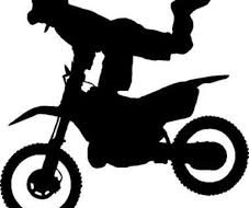 Pengemudi Motor Trail Main Balap di Jalanan Lalu Tabrak Trotoar Pelelangan Ikan