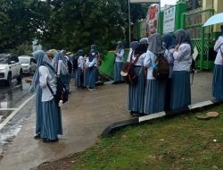 Banyak Pelajar Terlantar Gegara Aksi Mogok Angkot Pasca BBM Naik, Polisi Siapkan Bus Angkutan