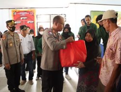 Polisi Bagikan 200 ke Warga Terdampak Kenaikan BBM di Konsel