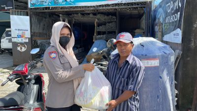 Dampak BBM Naik, Polisi di Kendari Bagi-bagi Sembako ke Juru Parkir Hingga Mahasiswa