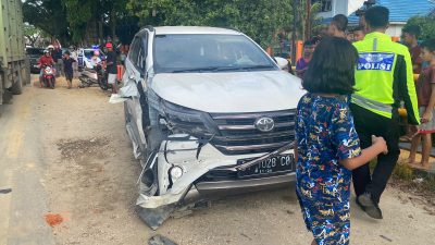 Sopir Mobil Tabrakan Gegara Teleponan Sambil Nyetir