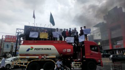 Mahasiswa ‘Sandera’ Truk Pertamina: Kritik Kenaikan BBM dan Tolak Proyek Kantor Gubernur Sultra