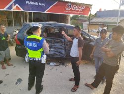 Mobil Isuzu Menghantam Mobil Toyota Sampai Penyok