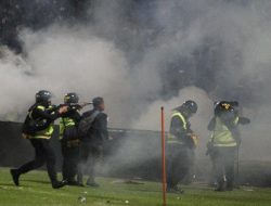 Bahaya Gas Air Mata dan Larangan FIFA soal Penggunaannya di Stadion