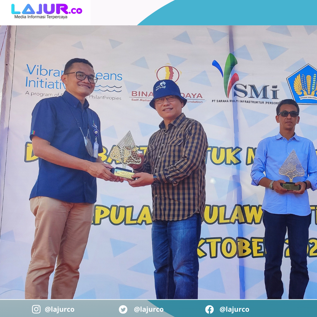 Direktur Manajemen Risiko PT SMI Faaris Pranawa menyerahkan cenderamata kepada Asisten III Setda Sultra Sukanto Toding.