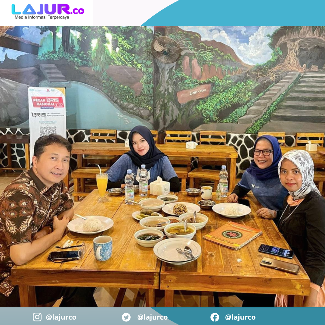 Pengunjung Kedai Ratu Alam mencicipi menu unik dari berbagai daerah di Sultra di Kedai Ratu Alam.