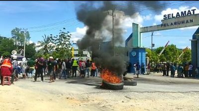 Buruh Pelabuhan Bungkutoko Geruduk Kantor KSOP Kendari, Berikut Tuntutannya