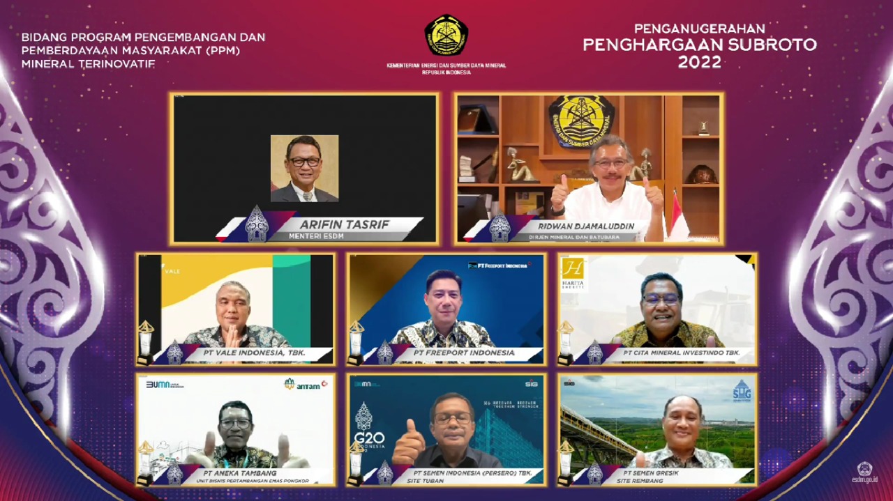 Penyerahan penghargaan kepada PT Vale oleh Menteri ESDM RI.