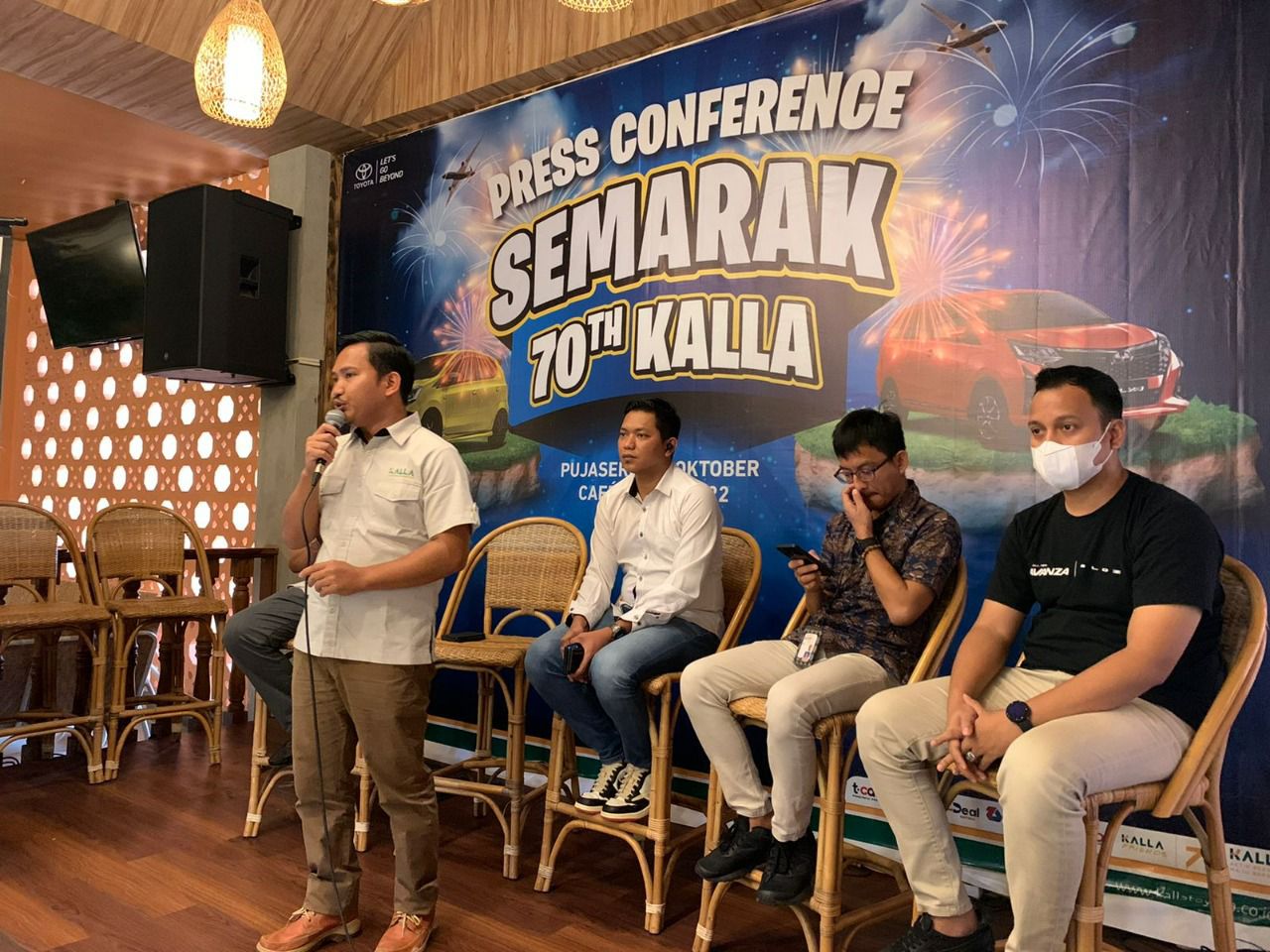 Rilis promo dalam rangka Semarak 70 Tahun Kalla di Cafe Pujasera Kota Kendari.