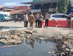 Potret Air Comberan dari Drainase di Kota Lama yang Meluber ke Jalan Bikin Warga Kesal