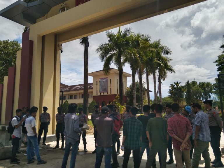 Demonstran Jangkar Sultra berorasi di depan Mapolda Sultra