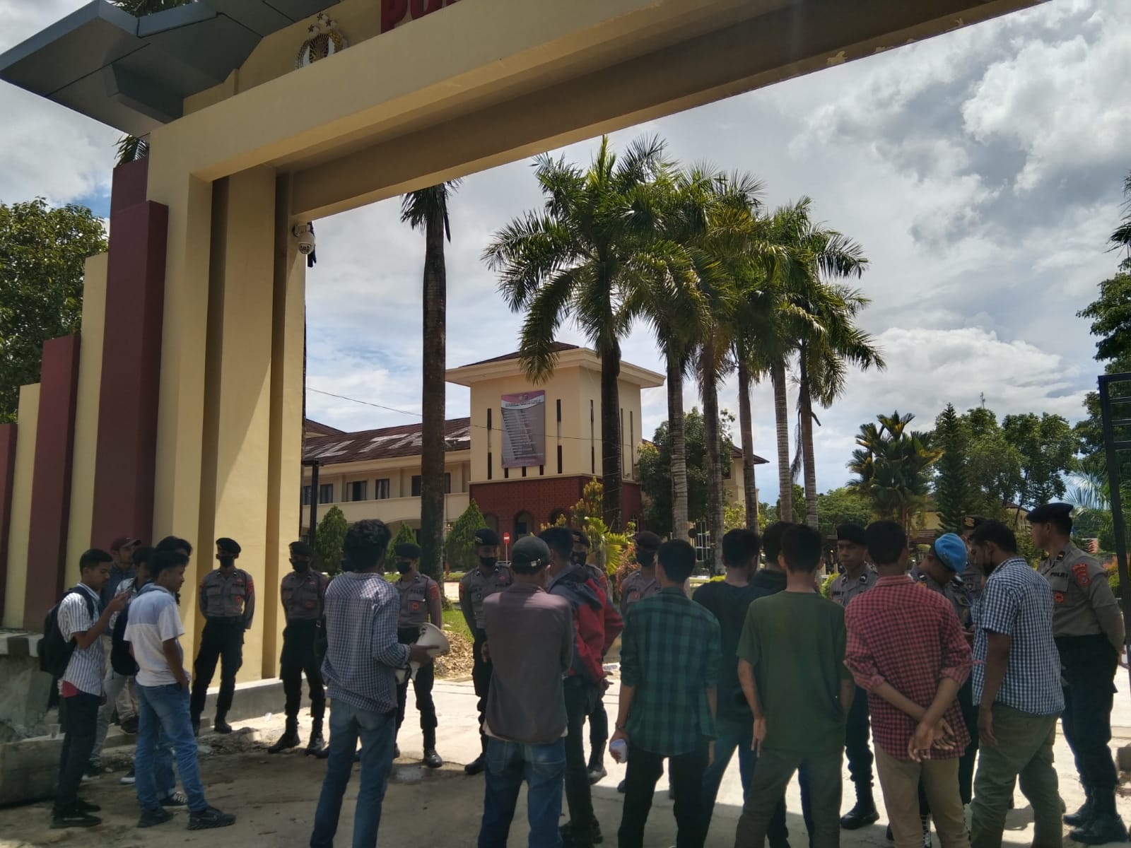 Demonstran Jangkar Sultra berorasi di depan Mapolda Sultra