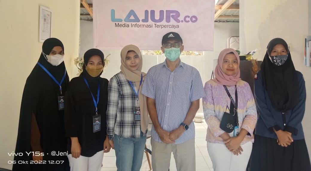 Mahasiswa magang Prodi Jurnalistik UHO didampingi Dosen Pembimbing Lapangan (DPL) melaksanakan magang kerja di Kantor Lajur.co.