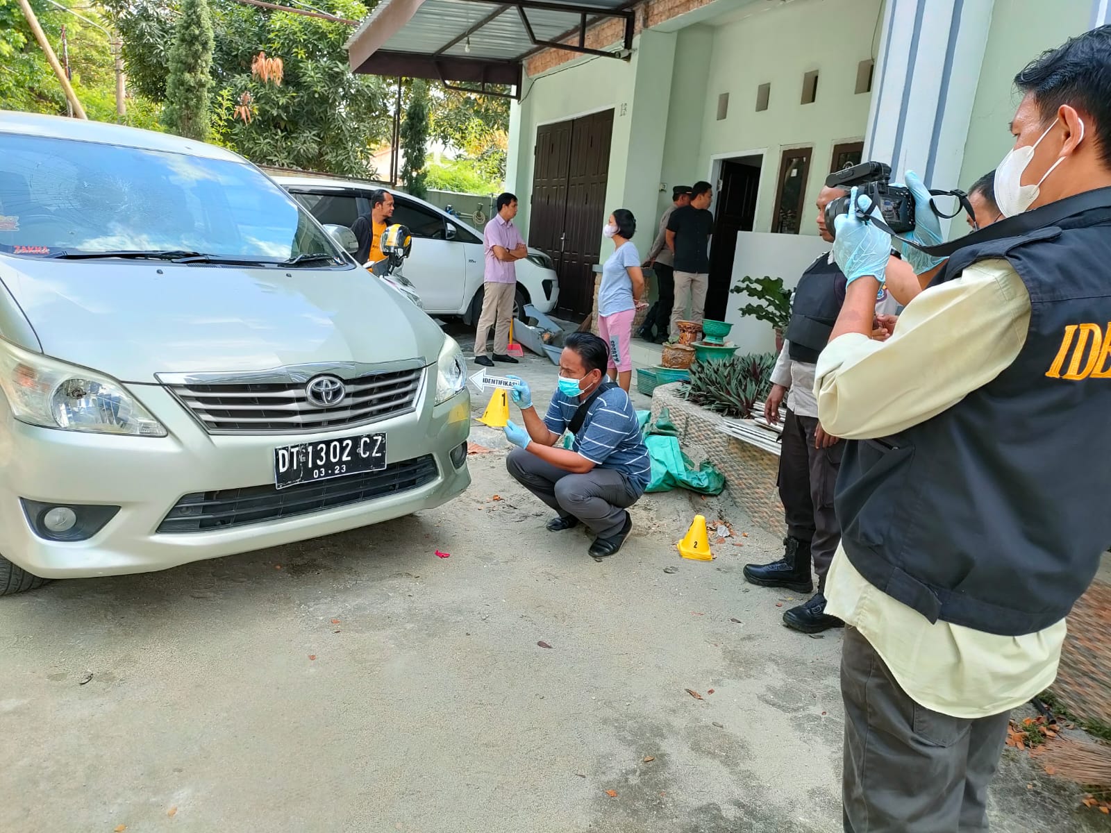 Polisi melakukan olah TKP di kediaman Pendeta Gereja GPDI Gembala
