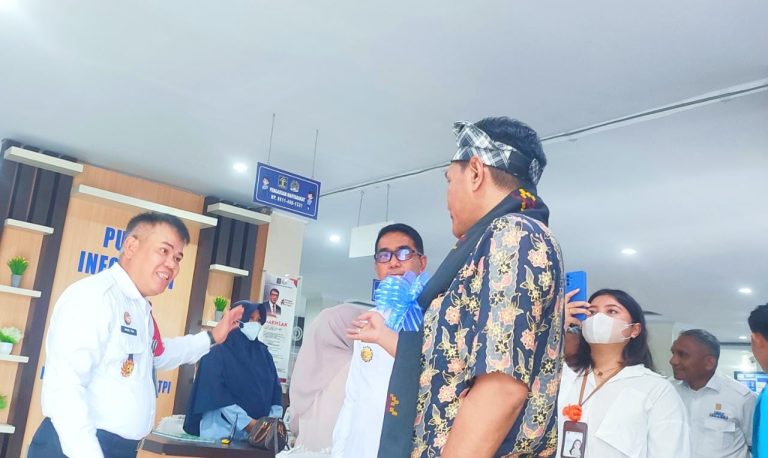 Anggota Ombudsman RI Dr Johanes Widijantoro meninjau Kantor Imigrasi Kelas I TPI Kendari, Rabu (12/10/2022).