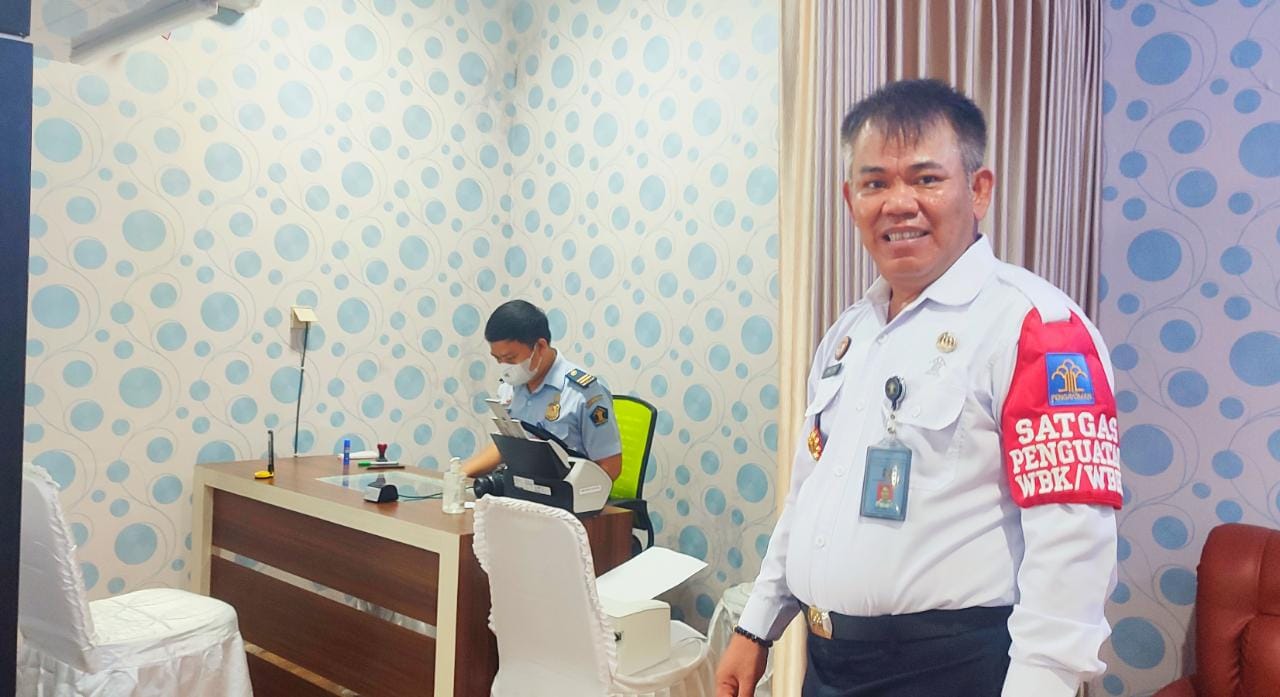 Kepala Kantor Imigrasi Kendari Samuel Toba memperlihatkan fasilitas/layanan Ramah HAM yang menjadi inovasi unggulan Kantor Imigrasi Kelas I TPI Kendari.