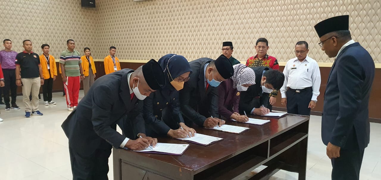 Kepala Kanwil Kemenkumham Sultra Silvester Sili Laba melantik PPNS dan anggota PAW MPDN Kota Kendari dan Kolaka, Jumat (14/10/2022).
