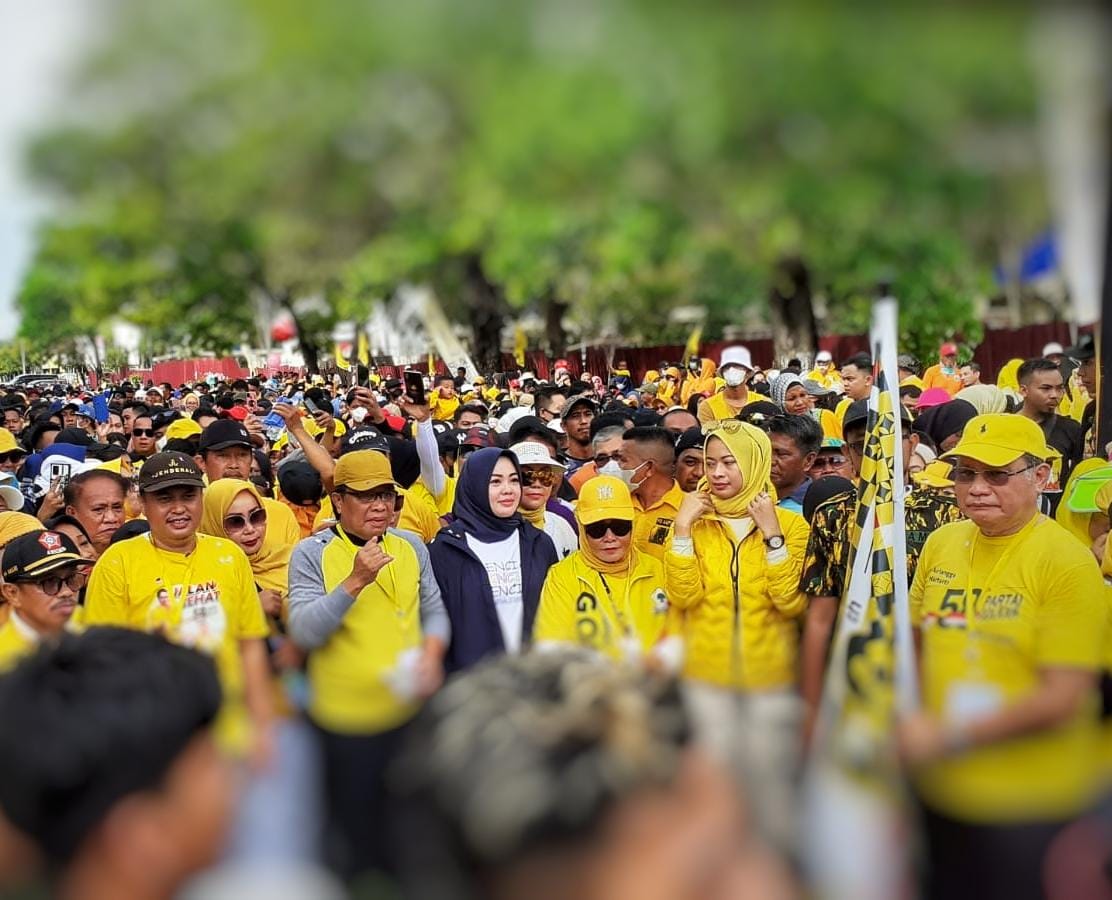 Ketua DPD I Golkar Sultra Hery Asiku bersama Ketua Dewan Pertimbangan Partai Golkar Sultra Ridwan Bae membuka ajang Jalan Sehat dalam rangka HUT ke-58 Partai Golkar di MTQ Kendari, Minggu (16/10/2022).