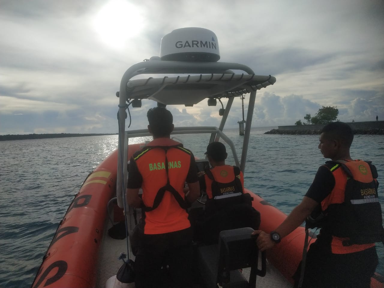 Tim SAR menuju lokasi kejadian kecelakaan kapal KM Taman Wisata di Perairan Wakatobi.