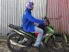 Seorang driver Anoa bersiap mengantar penumpang