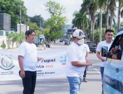 Wakajati Sultra Turun Gunung Bagi-Bagi Stiker Peringati Hari Antikorupsi Sedunia 