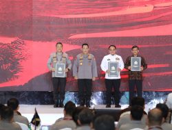 Sekjen Kemenkumham Andap Budhi Revianto Terima Penghargaan Pin Emas dari Kapolri