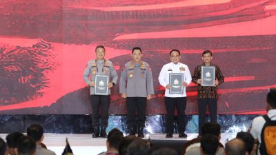 Sekjen Kemenkumham Andap Budhi Revianto Terima Penghargaan Pin Emas dari Kapolri