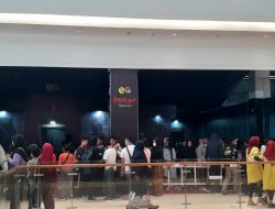 Antusias Pengunjung Memasuki Rumah Hantu “Parakang” di Mall Kendari Park 