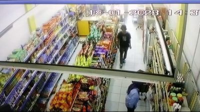 Terekam CCTV, Seorang Remaja Mencuri di Swalayan Dengan Membawa Mata Busur