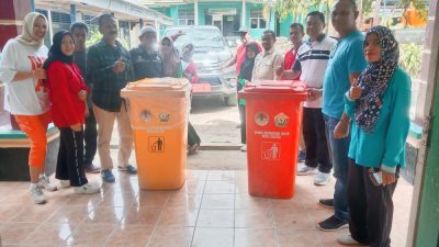 Kepala DLH Sultra Beri Edukasi dan Alat Pengelolaan Sampah di Sekolah di Kota Raha