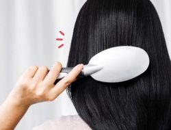7 Cara agar Rambut Berkilau dan Sehat, Tak Perlu ke Salon