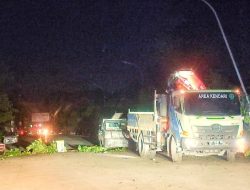 Angin Kencang dan Petir Landa Kota Kendari: Baliho Raksasa Ambruk, Pohon Tumbang Bikin Jalanan Macet