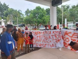Emak-emak Demo di Kantor BPN Sultra Gegara Lahannya Diserobot Lalu Digusur