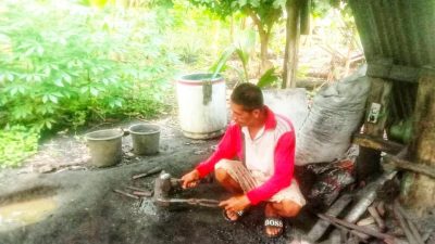 Potret Pengrajin Pandai Besi di Desa Walelei Muna Barat, Ada Sejak Zaman Kerajaan Muna Berdiri