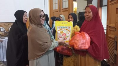 Peringati Nuzulul Qur’an, Ikatan Wanita Keluarga Bone di Sultra Berbagi Paket Sembako