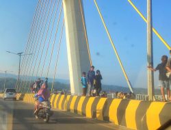 Minim Pengawasan, Beton Pembatas Jalan Jembatan Teluk Kendari Jadi Spot Bermain Anak-anak