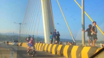 Minim Pengawasan, Beton Pembatas Jalan Jembatan Teluk Kendari Jadi Spot Bermain Anak-anak