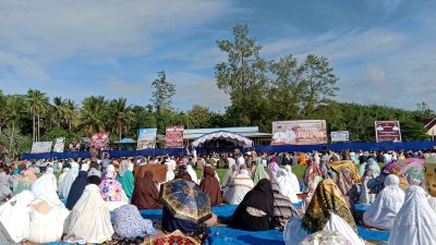 Pj Bupati Mubar Salat Id di Lapangan Sepak Bola Wamelai