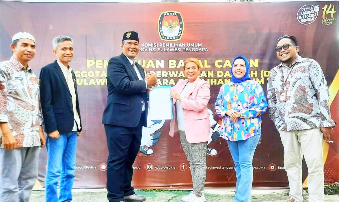 Balon DPD RI Tie Saranani diterima Ketua KPU Sultra Abdul Natsir saat daftar Pilcaleg 2024.