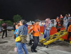 Lima Puluh Tiga Orang Penumpang Kapal Rute Menui – Kendari Berhasil Dievakuasi Dari Saponda Laut Konawe