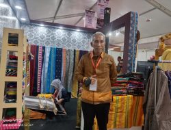 Meriahkan Expo Indonesia Maju di TMII, Dinas Koperasi dan UMKM Sultra Hadirkan Proses Menenun Kain Tradisional