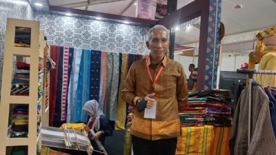 Meriahkan Expo Indonesia Maju di TMII, Dinas Koperasi dan UMKM Sultra Hadirkan Proses Menenun Kain Tradisional