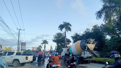 Tak Kunjung Diperbaiki, Jalanan ‘Longsor’ Picu Macet Parah di Depan SPBU Anduonohu Kendari
