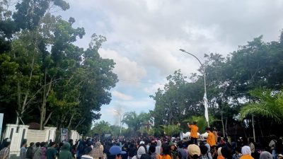 Demo Akbar KBM UHO, Massa Minta Polisi Penembak Gas Air Mata Kadaluwarsa di Kampus Ditindaki