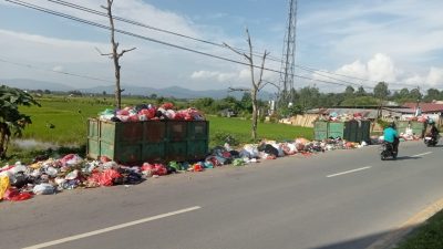 Joroknya! Tumpukan Sampah Dibiarkan Meluber ke Jalan Raya Dekat SPBU Ranomeeto, Konsel