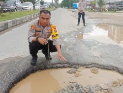 Ruas Jalan di Poasia Rusak Parah, Polresta Kendari Lakukan Rekayasa Lalu Lintas Minimalisir Kecelakaan