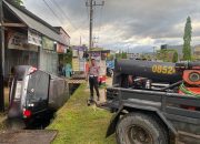Mobil Nyungsep ke Selokan Usai Tabrak Warung Makan, Penumpangnya Luka-luka