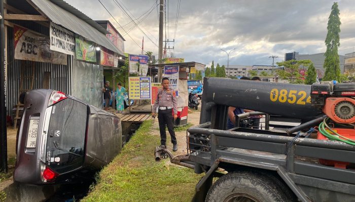 Mobil Nyungsep ke Selokan Usai Tabrak Warung Makan, Penumpangnya Luka-luka