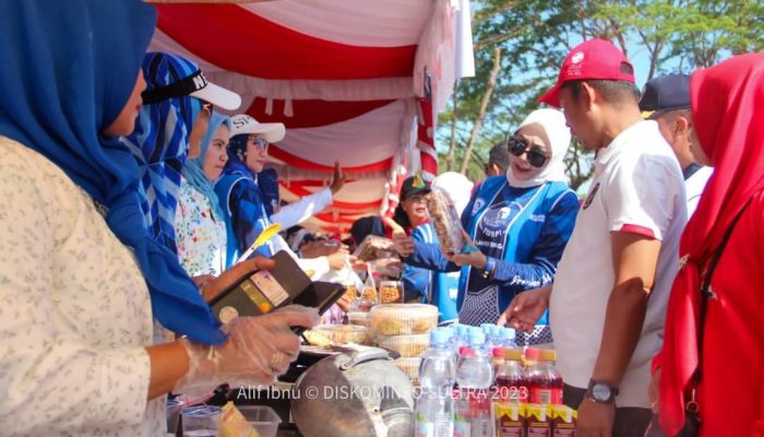 Pasar Murah IWAPI Sultra Diserbu Emak-Emak Saat Event Jalan Sehat Merdeka Kota Kendari