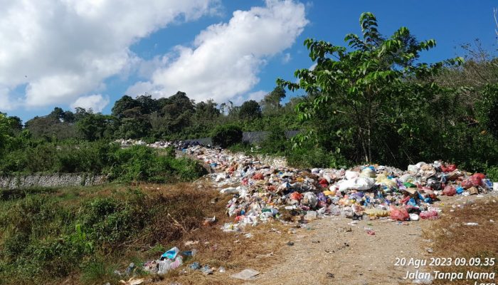 Warga Desa Lara Koltim Keluhkan Sampah di TPA Meluber ke Badan Jalan